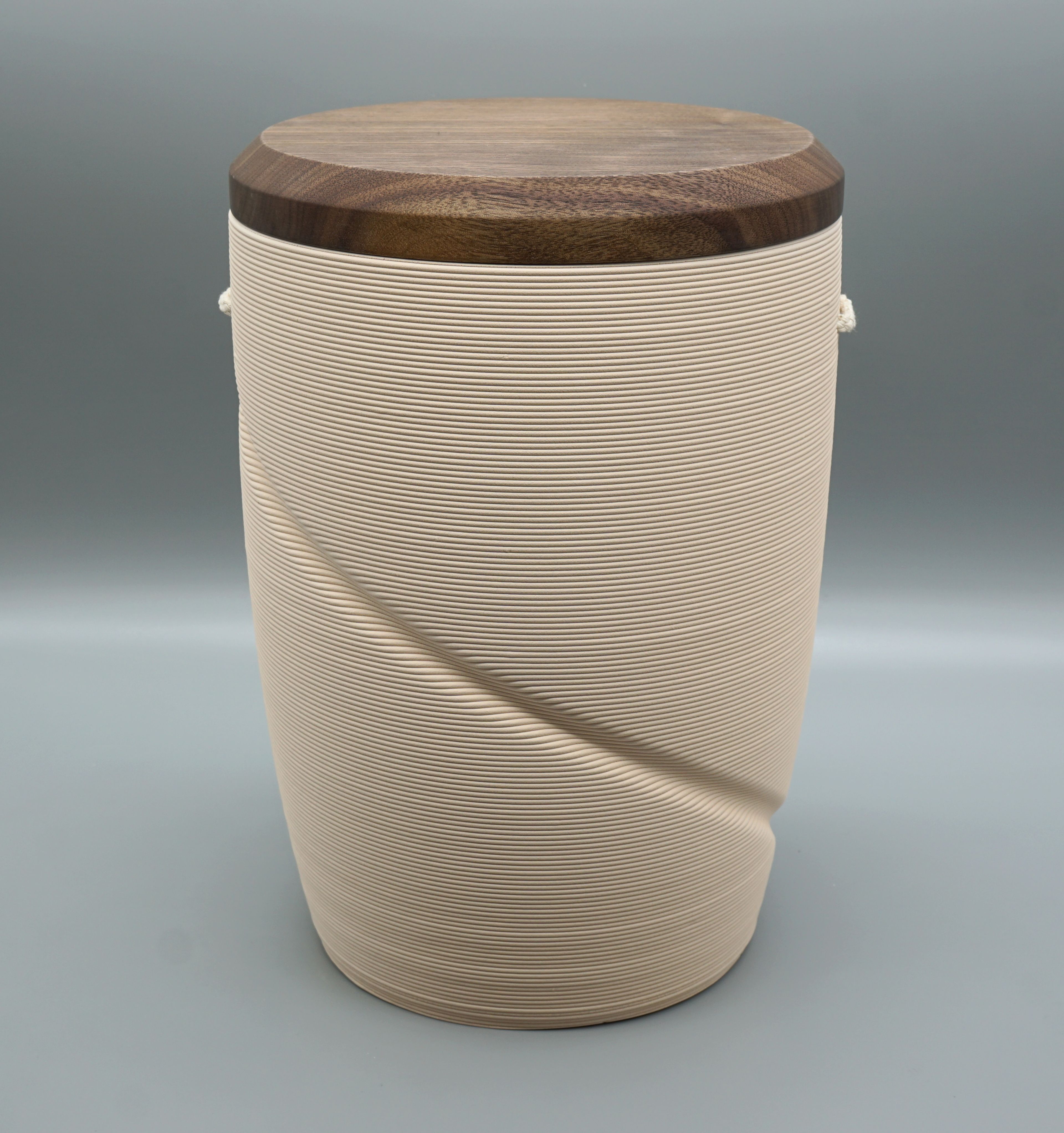 Urne 100701 Magisches Band creme, Deckel Nussbaum Urne 100701 Magisches Band creme, Deckel Nussbaum